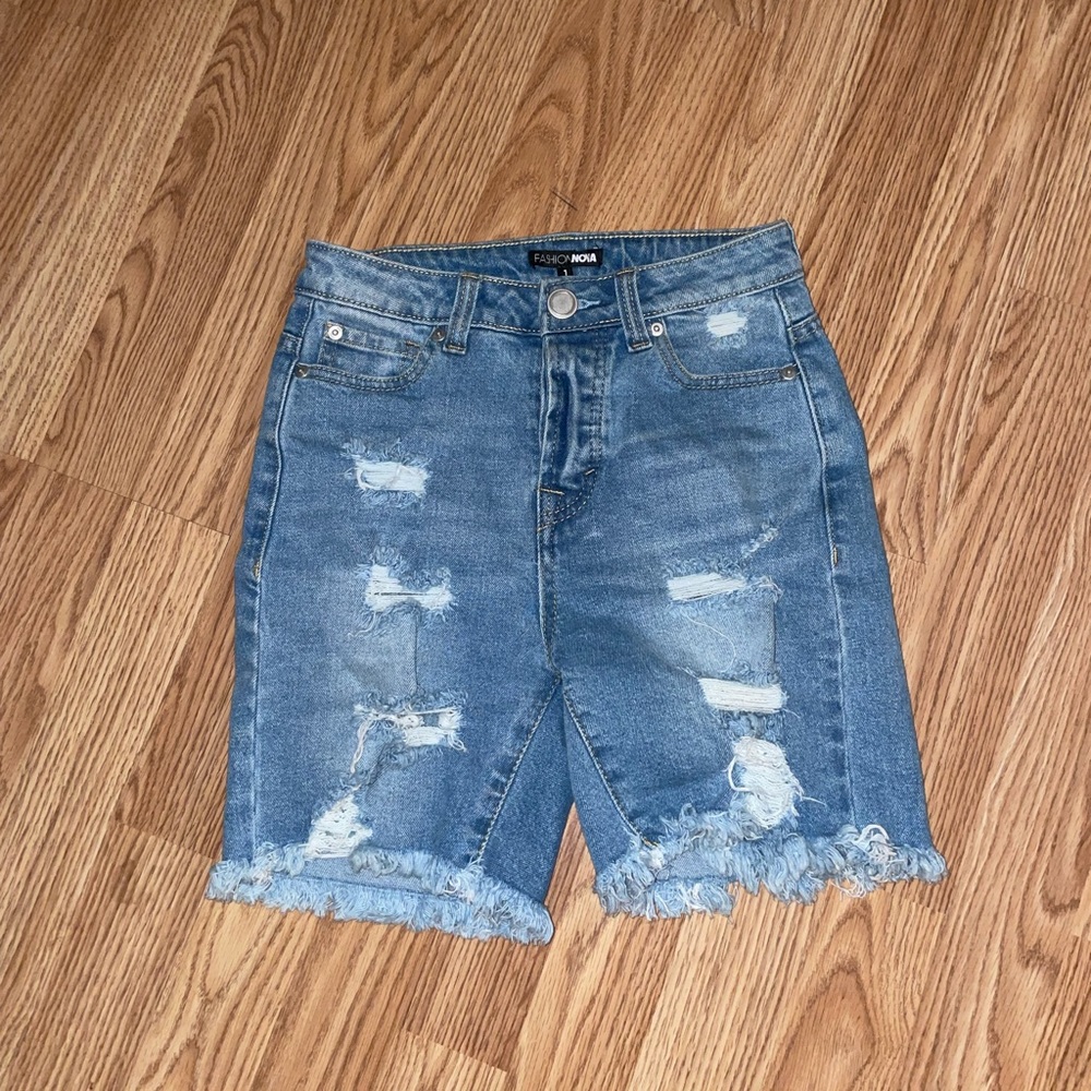 Bermuda ripped denim shorts